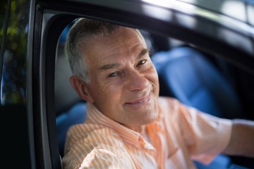 Obraz premium Senior man traveling in car