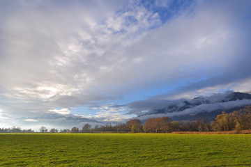 Panorama di campagna con cielo azzurro e nuvole bianche