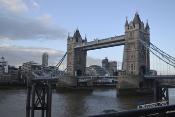 Fototapeta na wymiar Die Tower Bridge ist eine Straßenbrücke über den Fluss Themse in London und benannt nach dem nahen Tower of London. / Stadtbezirk Tower Hamlets 
