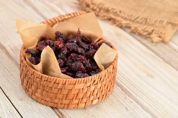 Preiselbeere in einem runden Korb