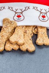 Weihnachtlich verpackte Hundekekse, makro von oben