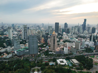 Fototapeta premium Bangkok skyline with green park sunset