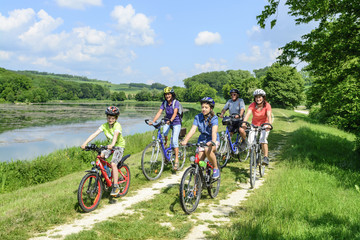 Obraz premium 3 pokolenia na rowerze na wsi