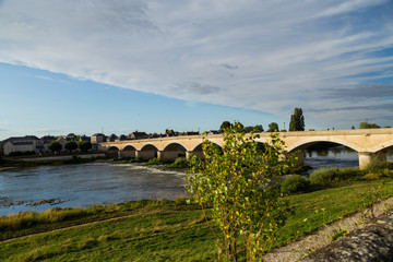Fototapeta premium Pont de pierres sur la Loire