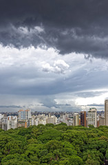 Fototapeta na wymiar Dark clouds over the city sky Sao Paulo announcing the approaching rain in the region of Paulista avenue