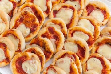 Pizzette allineate sul vassoio