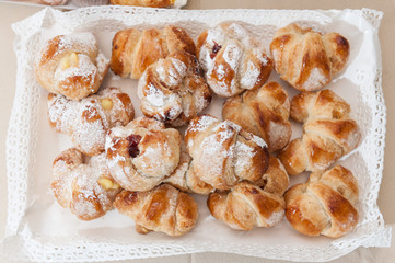 Vassoio con piccoli croissant ripieni di crema e cioccolato