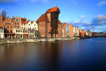 Gdańsk, Polska, Wielki Żuraw i budynki nabrzeża Motławy, długie naświetlanie, błękitne niebo - obrazy, fototapety, plakaty