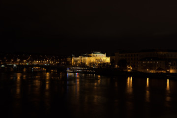 Fototapeta na wymiar Vue de la Vltava et du museum sur le pont Charles dans la nuit, Vieille ville (Stare Mesto), Prague, Bohême, République tchèque, Europe