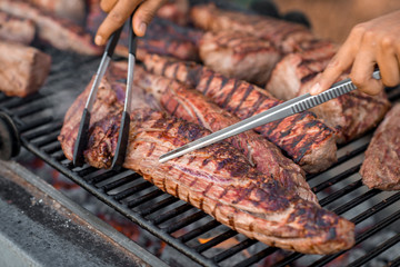 Pezzi di carne in cottura  sulla griglia