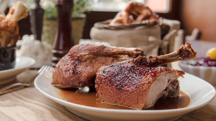 Schöne knusprige Weihnachts-Ente aus dem Ofen mit Knödel, Blaukraut und Brezn