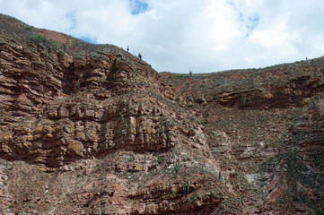 Roches ocres sous le ciel nuageux