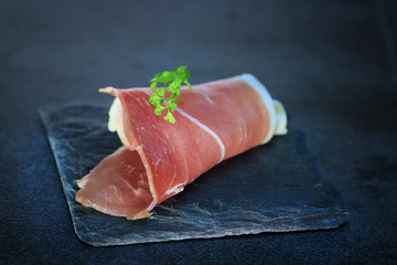 jambon cru sur fond noir