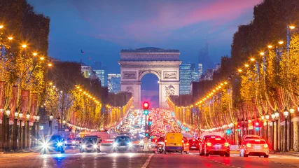 Poster Beroemde Champs-Elysees en Arc de Triomphe in de schemering in Parijs © f11photo