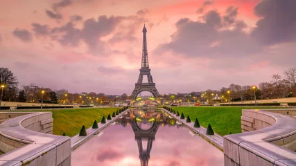Foto op Plexiglas Eiffeltoren Eiffeltoren bij zonsopgang vanaf de Trocadero-fonteinen in Parijs