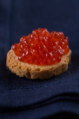 Caviar vermelho russo em torradinha de pão