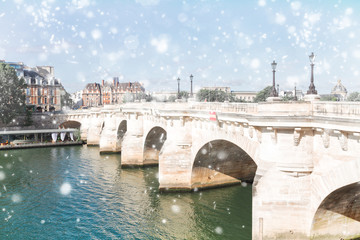 Obraz premium Pont Neuf and river Seine waters under snow, Paris, France