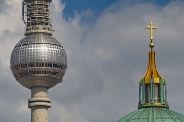 Zwei Kreuze in Berlin-Mitte: am Fernsehturm und am Berliner Dom © Stephan Laude