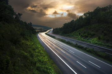 Autobahn am Abend mit dramatischem Himmel