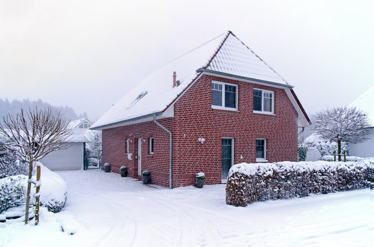 Einfamilienhaus bei Schnee