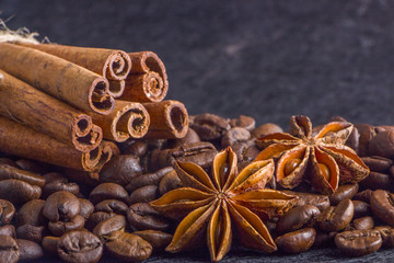 Obraz na płótnie Canvas Close-up, roasted coffee seeds, tubberry, cinnamon sticks and chocolate.