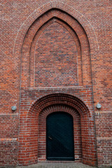 Eingang zur Kirche von Pewsum