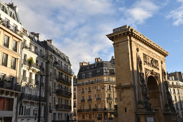Fototapeta na wymiar Arc de triomphe de la porte Saint- Denis à Paris, France