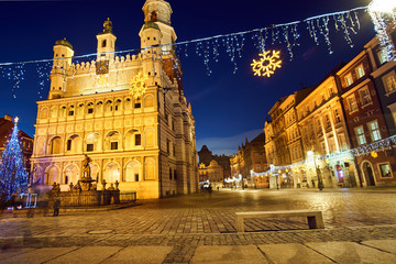 Obraz premium Christmas tree and facade of the Renaissance town hall building in Poznan.