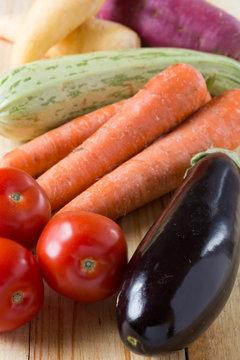 Legumes diversos sobre madeira