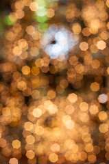 illuminations de noël sous forme de bokeh doré 