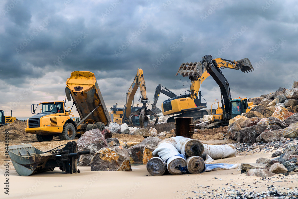 Poster grues et camions en action sur le chantier