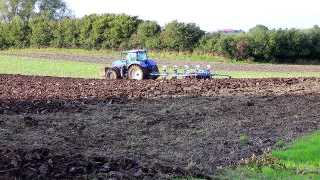 Traktor mit Pflug pfl&uuml;gt Acker um, Abendlicht Full HD Video 1080, 25 fps