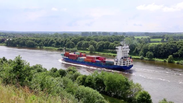 Frachtschiff entfernt sich auf dem Nord-Ostseekanal