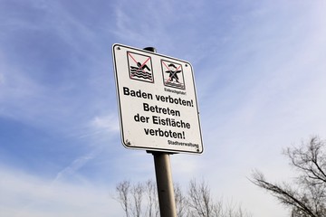 Warnschild: Baden verboten, betreten der Eisfläche verboten