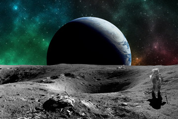 Fototapeta premium Astronauta na Księżycu. Planeta ziemia w tle. Elementy tego zdjęcia dostarczone przez NASA