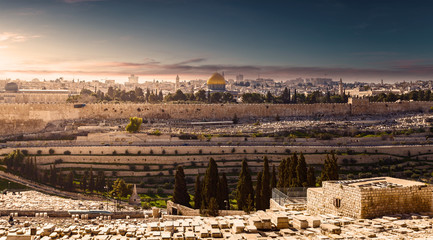 Obraz premium Góra Oliwna i stary cmentarz żydowski w Jerozolimie, Izrael. Panoramiczny widok na stare miasto, dzielnicę muzułmańską i Wzgórze Świątynne. Kopuła na Skale.