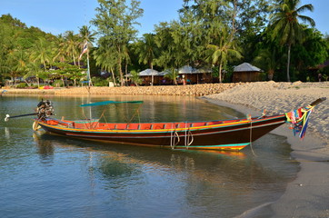 Fototapeta premium LONG TAIL BOAT ÎLE DE KO PHA NGAN THAÏLANDE 