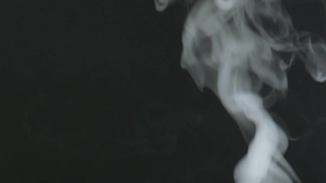 fumo bianco su sfondo nero