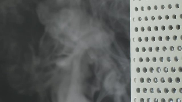 fumo bianco su sfondo nero