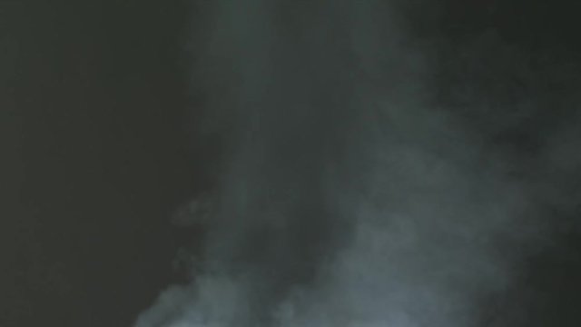 fumo bianco su sfondo nero