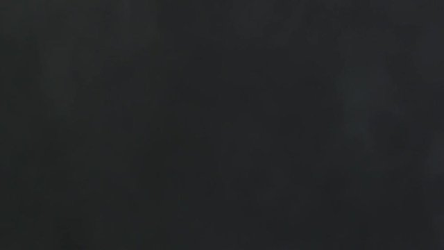 fumo bianco su sfondo nero