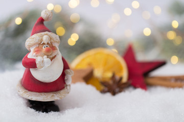 Fototapeta na wymiar Weihnachtsmann mit Winterdekoration im Schnee