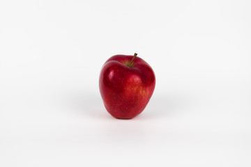 Roter Apfel auf weißem Hintergrund