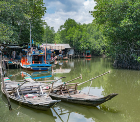 Obraz premium Old wooden boat in the fishing village south-east Asia