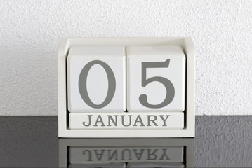 White block calendar present date 5 and month January