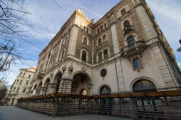Fototapeta na wymiar Heruntergekommenens Gebäude in Budapest