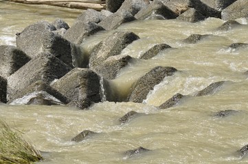 消波ブロックと濁流