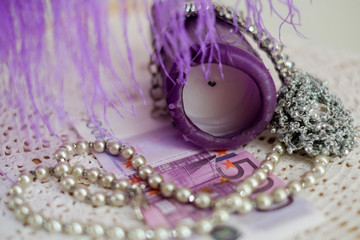Жемчужное украшение на сиреневом фоне