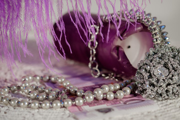 Жемчужное украшение на сиреневом фоне