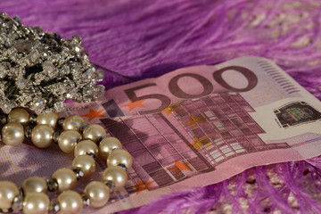 Денежная купюра на сиреневом фоне